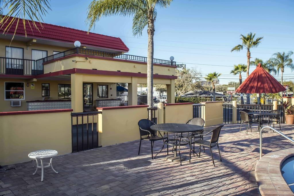 Rodeway Inn Clearwater-Dunedin Exterior photo