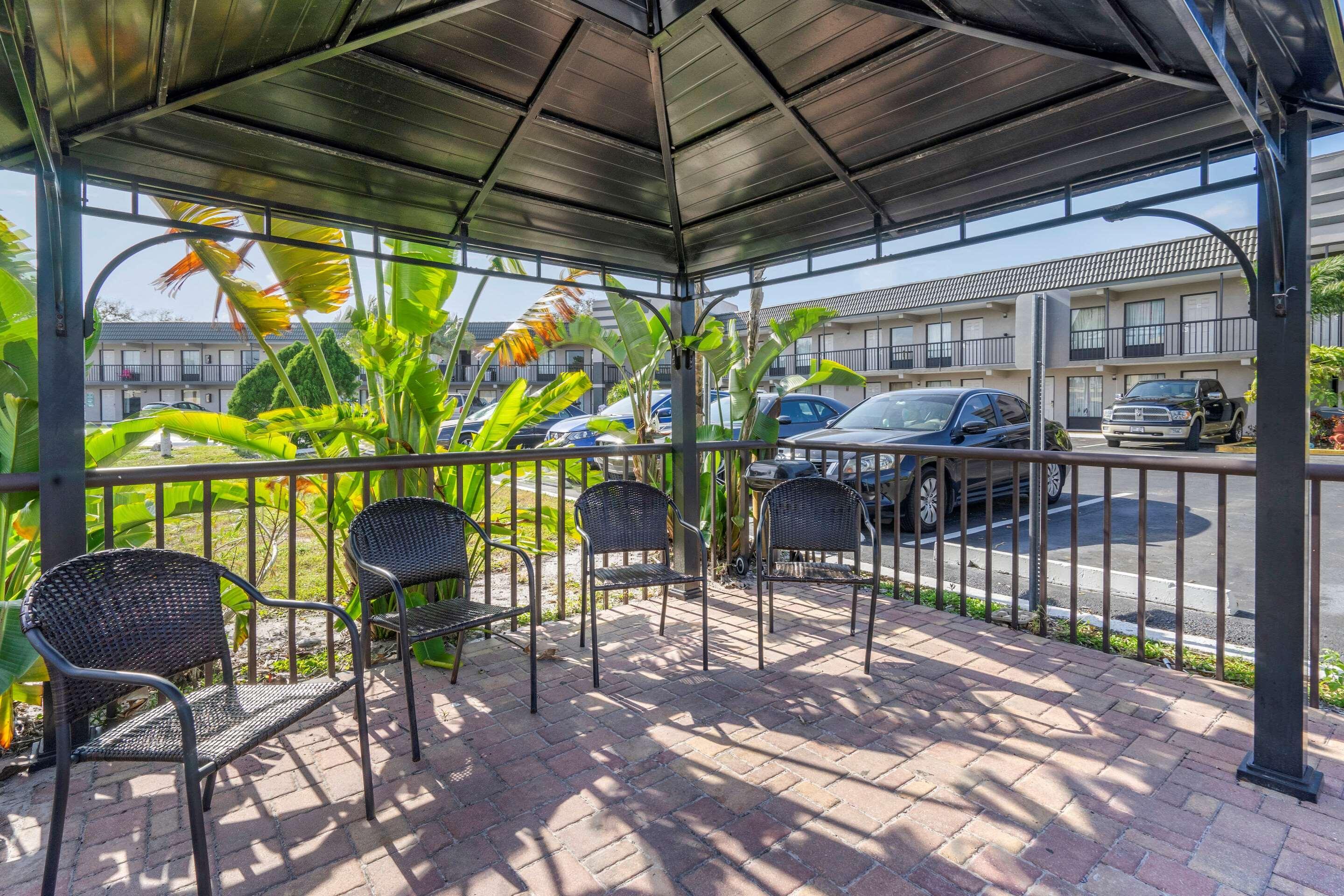Rodeway Inn Clearwater-Dunedin Exterior photo